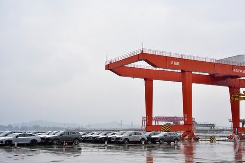 渝車出海提速 重慶東環(huán)鐵路首發(fā)“重慶造”汽車，鳳凰網(wǎng)重慶聚焦道路普通貨運(yùn)新機(jī)遇