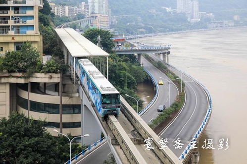 洪峰過境重慶 磁器口與洪崖洞變澤國，南濱路沖鋒舟穿梭